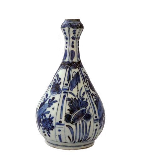Ming kraak Blue and White Bottle Vase