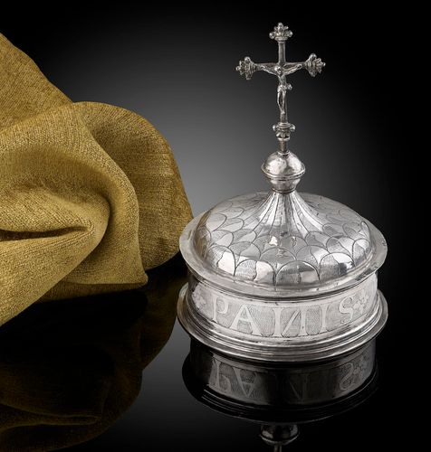 A Spanish silver Pyx c.1600