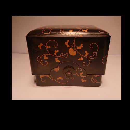 Antique Japanese Maki-e Lacquer Box