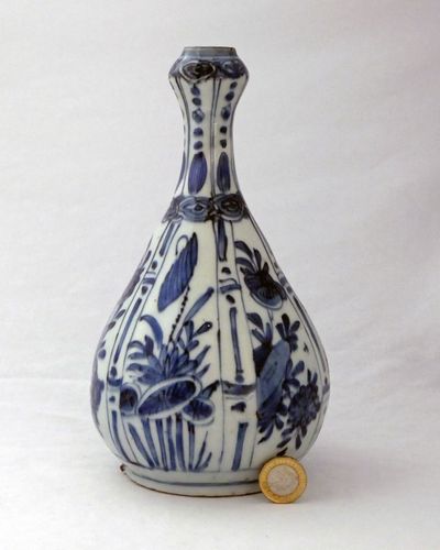 Ming kraak Blue and White Bottle Vase