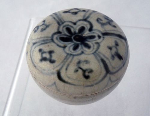 Ming / Annamese blue and white porcelain lidded box