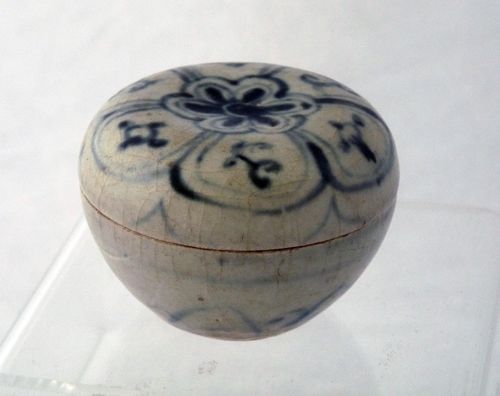 Ming / Annamese blue and white porcelain lidded box