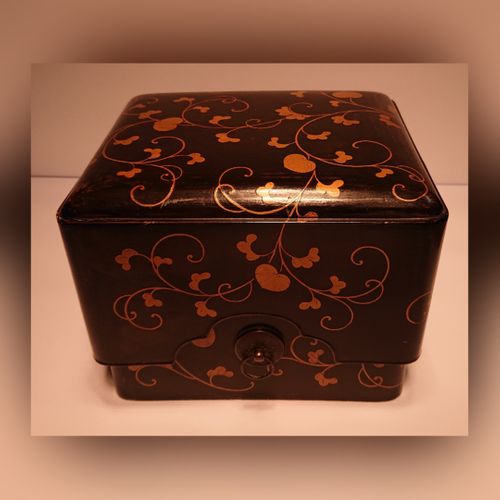 Antique Japanese Maki-e Lacquer Box
