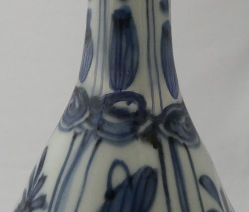 Ming kraak Blue and White Bottle Vase