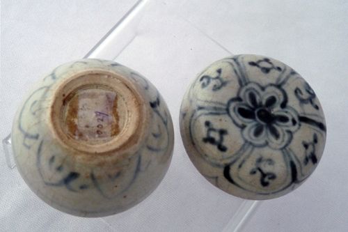 Ming / Annamese blue and white porcelain lidded box