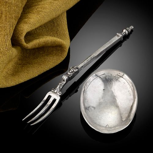 A very rare and unusual Silver folding Spoon/Fork travelling set c.1580