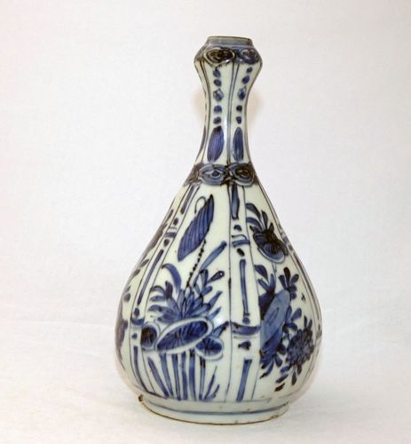 Ming kraak Blue and White Bottle Vase