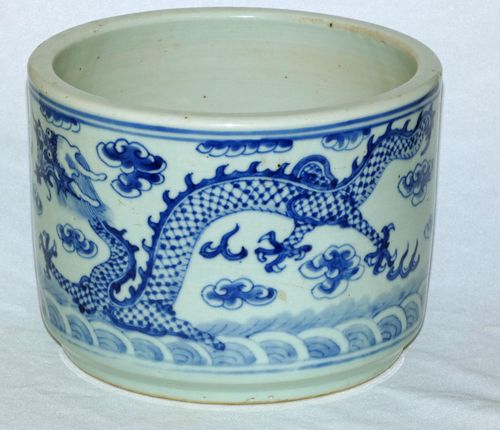 Chinese Blue and White 19th Century Brush Pot / Bitong