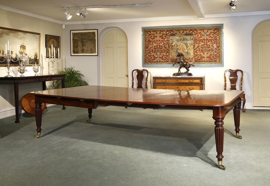 19th century Large Victorian mahogany dining table