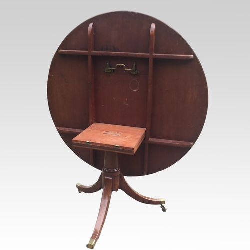 Fine George III period mahogany circular dining table