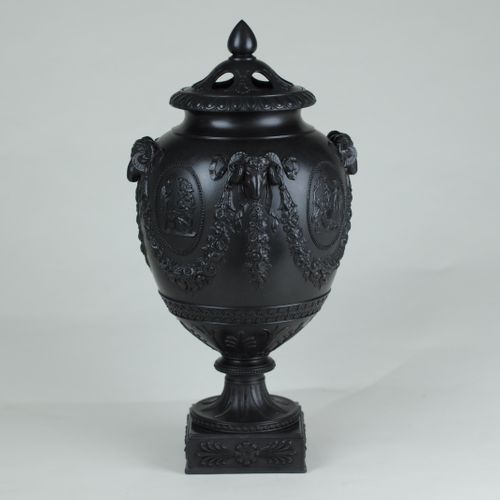 Fine Black bassalt Wedgewood Vase