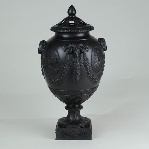 Fine Black bassalt Wedgewood Vase