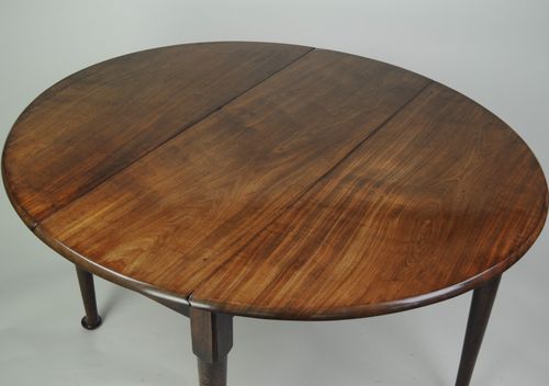 Fine quality figured mahogany oval drop leaf dining table