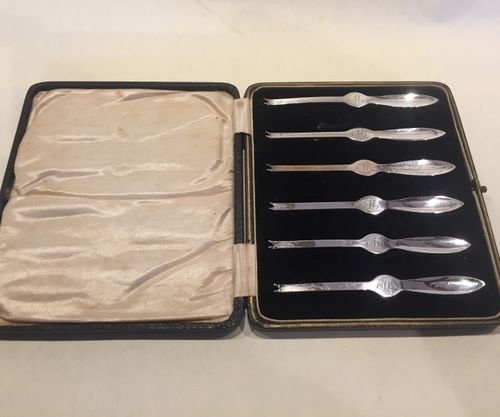 Set of six cased silver lobster/crab picks/forks