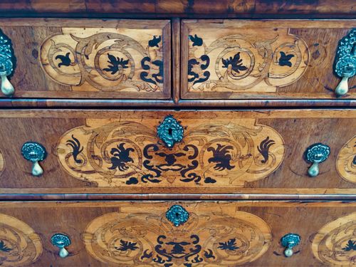 Fine Queen Anne seaweed marquetry Chest of drawers