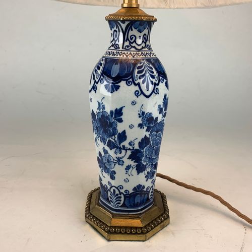 Small blue and white Delftware table lamp 