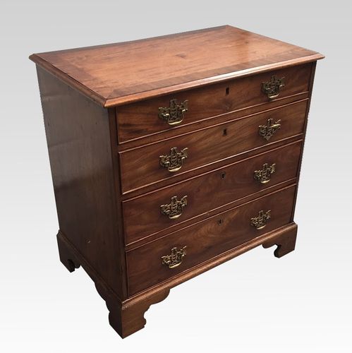 Small George III mahogany chest of drawers 